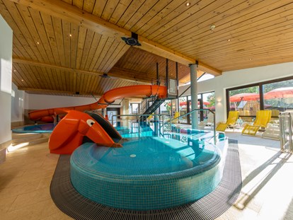 Familienhotel - Schwimmkurse im Hotel - Walchsee - Hallenbad 32,5°C, Elefantenrutsche und 17 Meter Kinderrutsche - Hotel babymio