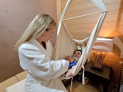 Familienhotel - Umgebungsschwerpunkt: Berg - Tirol - Hängematten für die Kleinsten - Hotel babymio