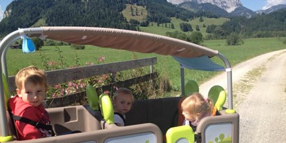 Familienhotel - Hunde verboten - Tirol - E-Bus für Ausfahrten der Kinderbetreuung - Hotel babymio