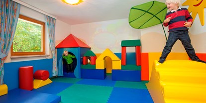 Familienhotel - Kinderbetreuung - Tiroler Unterland - Softplayraum mit Kleinkinderfilm abends - Hotel babymio