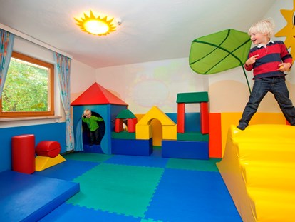 Familienhotel - Suiten mit extra Kinderzimmer - Zell am See - Softplayraum mit Kleinkinderfilm abends - Hotel babymio