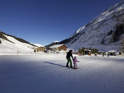 Familienhotel - Skikurs direkt beim Hotel - Seefeld in Tirol - Babylift und Talabfahrt direkt am Hotel - Kinder- & Gletscherhotel Hintertuxerhof