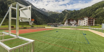 Familienhotel - Garten - Zillertal - Mehrzweck-Sportplatz - Kinder- & Gletscherhotel Hintertuxerhof
