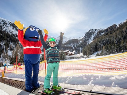Familienhotel - Skikurs direkt beim Hotel - Natz-Schabs - Skifahren lernen direkt vorm Hotel - Kinder- & Gletscherhotel Hintertuxerhof