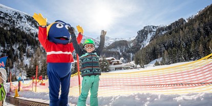 Familienhotel - Teenager-Programm - Skifahren lernen direkt vorm Hotel - Kinder- & Gletscherhotel Hintertuxerhof