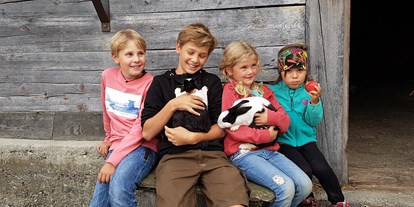 Familienhotel - Kinderbetreuung - Tiroler Unterland - Besuch am Tuxer Bauernhof - Kinder- & Gletscherhotel Hintertuxerhof