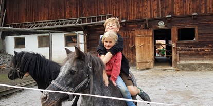 Familienhotel - Klassifizierung: 4 Sterne - Besuch am Tuxer Bauernhof - Kinder- & Gletscherhotel Hintertuxerhof