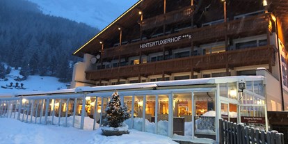 Familienhotel - Garten - Zillertal - Blick aufs Hotel (Haupthaus) - Kinder- & Gletscherhotel Hintertuxerhof