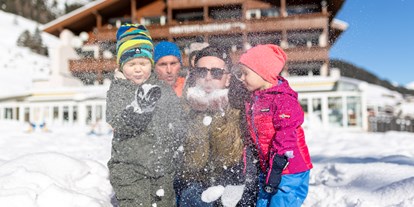 Familienhotel - Kinderwagenverleih - Schneespaß im Winter - Kinder- & Gletscherhotel Hintertuxerhof