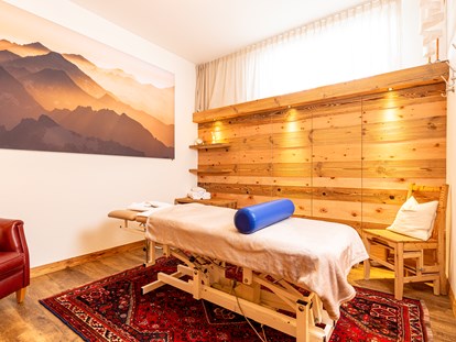 Familienhotel - Skikurs direkt beim Hotel - Natz-Schabs - Massageraum - Kinder- & Gletscherhotel Hintertuxerhof