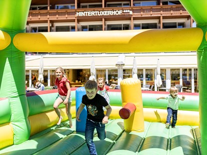 Familienhotel - Preisniveau: gehoben - Fulpmes - Hüpfburg Gaudi auf unserem Spielplatz - Kinder- & Gletscherhotel Hintertuxerhof