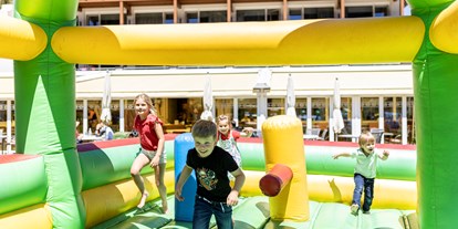 Familienhotel - Spielplatz - Österreich - Hüpfburg Gaudi auf unserem Spielplatz - Kinder- & Gletscherhotel Hintertuxerhof
