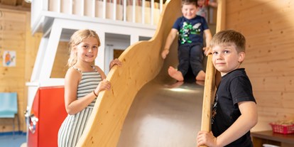 Familienhotel - Spielplatz - Österreich - Rutschspaß im Spielzimmer - Kinder- & Gletscherhotel Hintertuxerhof