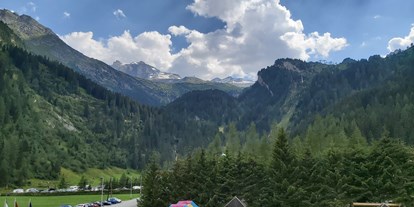 Familienhotel - Kinderbetreuung - Tiroler Unterland - Ausblick zum Gletscher vom Zimmer aus. - Kinder- & Gletscherhotel Hintertuxerhof
