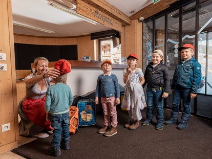 Familienhotel - Kinderbetreuung in Altersgruppen - Kühtai - Rezeption - Kinder- & Gletscherhotel Hintertuxerhof