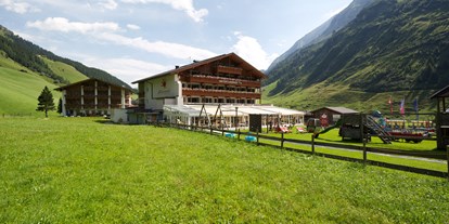Familienhotel - Garten - Zillertal - Ansicht Sommer - Kinder- & Gletscherhotel Hintertuxerhof
