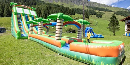 Familienhotel - Kinderbetreuung - Tiroler Unterland - Wasserrutschen-Spaß im Sommer - Kinder- & Gletscherhotel Hintertuxerhof