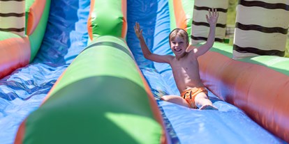 Familienhotel - Spielplatz - Österreich - Wasserrutschen-Spaß im Sommer - Kinder- & Gletscherhotel Hintertuxerhof