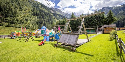 Familienhotel - Kinderwagenverleih - Unser Spielplatz mit Hüpfburg - Kinder- & Gletscherhotel Hintertuxerhof
