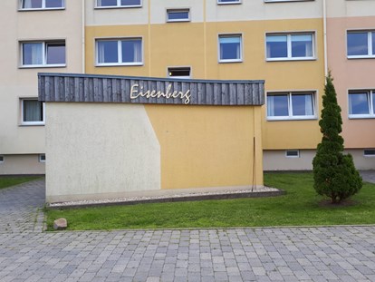 Familienhotel - Garten - Eingang zu den Apartments  - Elldus Resort - Familotel Erzgebirge