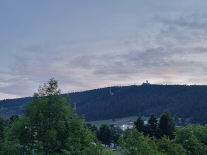 Familienhotel - Kletterwand - Der Fichtelberg am Abend. - Elldus Resort - Familotel Erzgebirge