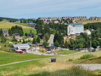 Familienhotel - Garten - Blick aus Richtung der Schanzen in Richtung Resort. - Elldus Resort - Familotel Erzgebirge