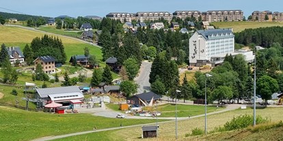 Familienhotel - Garten - Sachsen - Blick aus Richtung der Schanzen in Richtung Resort. - Elldus Resort - Familotel Erzgebirge