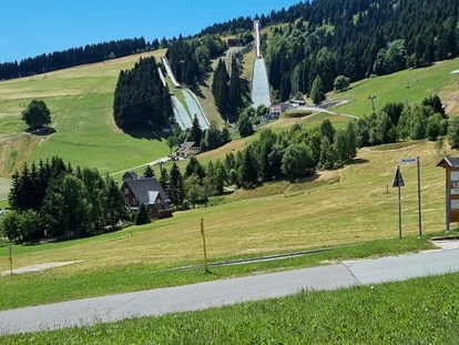 Familienhotel - Kletterwand - Blick auf die Schanzen. - Elldus Resort - Familotel Erzgebirge