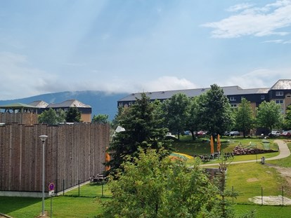 Familienhotel - Garten - Überblick vom Apartment nach hinten zur Spielscheune. - Elldus Resort - Familotel Erzgebirge