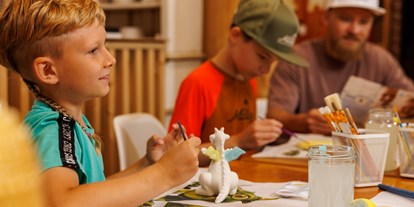 Familienhotel - Teenager-Programm - Erzgebirge - Keramikwerkstatt: Hier entstehen Kunstwerke als kleine Urlaubserinnerung. - Elldus Resort - Familotel Erzgebirge