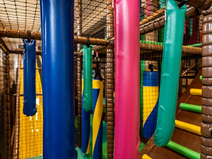 Familienhotel - Babybetreuung - Deutschland - Großartige Softplay Anlage im Indoorspielplatz! - Elldus Resort - Familotel Erzgebirge
