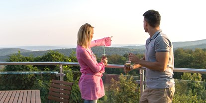 Familienhotel - Verpflegung: alkoholfreie Getränke ganztags inklusive - Bayern - Panorama-Terrasse im Rhön Park Hotel Aktiv Resort - Rhön Park Aktiv Resort