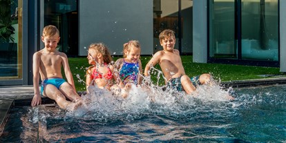 Familienhotel - Spielplatz - Außen-Pool - ULRICHSHOF Nature · Family · Design