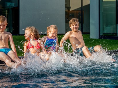 Familienhotel - Kinderbecken - Außen-Pool - ULRICHSHOF Nature · Family · Design