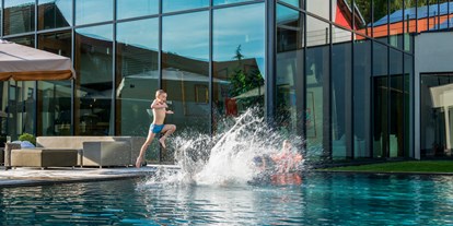 Familienhotel - Suiten mit extra Kinderzimmer - Bayern - Außen-Pool - ULRICHSHOF Nature · Family · Design