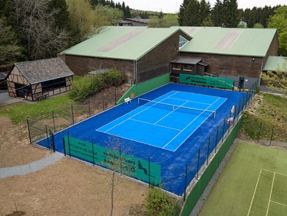 Familienhotel - Pools: Innenpool - Eifel - Tennis Außenplatz - Sporthotel Grafenwald