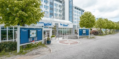 Familienhotel - Pools: Innenpool - Rügen - Das Arkona Strandhotel liegt direkt an der Strandpromenade.  - Arkona Strandhotel