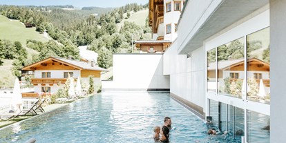 Familienhotel - Pools: Infinity Pool - Fieberbrunn - Pool am Thurnerhof im Sommer - Thurnerhof