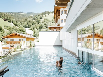 Familienhotel - Kitzbühel - Pool am Thurnerhof im Sommer - Thurnerhof