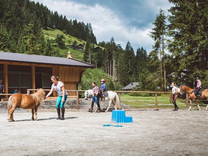 Familienhotel - Ponyreiten - Kaprun - Reitstunden im Sommer auf dem hoteleigenen Reitplatz - Habachklause Familien Bauernhof Resort