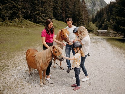 Familienhotel - Kletterwand - Pony reiten oder Pony führen - bei der PonyErlebnis-Pauschale inkludiert - Habachklause Familien Bauernhof Resort