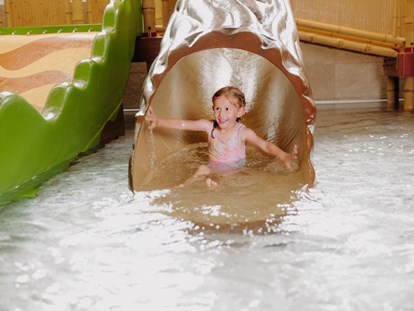 Familienhotel - Schwimmkurse im Hotel - Walchsee - Wasserspielplatz mit 3 kleinen Rutschen - Habachklause Familien Bauernhof Resort