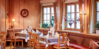 Familienhotel - Ausritte mit Pferden - Salzburg - 4 verschiedene Restaurantstuben plus die Lounge bieten ausreichend Platz für die Familien. - Habachklause Familien Bauernhof Resort