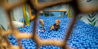 Familienhotel - Kinderwagenverleih - Hohe Tauern - Unterwasserwelt - eintauchen in das blaue Bällemeer  - Habachklause Familien Bauernhof Resort