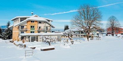 Familienhotel - Einzelzimmer mit Kinderbett - Döbriach - Karglhof Stammhaus - im Winter - Ferienwohnungen und Seebungalows am Faaker See - Karglhof OG