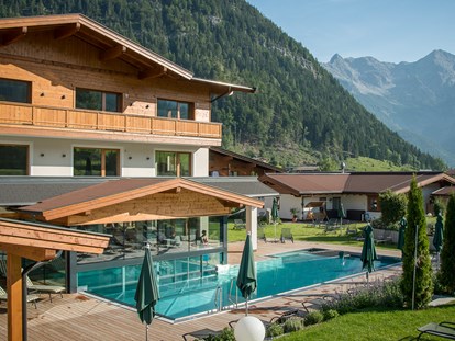Familienhotel - Umgebungsschwerpunkt: am Land - Tirol - Das Kitzspitz im Sommer von der Südwestseite mit Garten und Pool - Naturhotel Kitzspitz