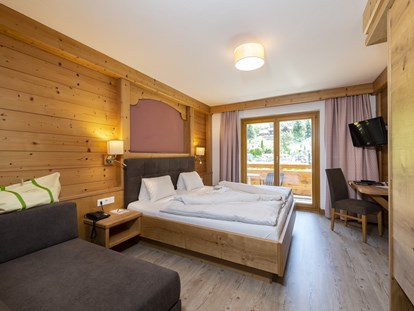 Familienhotel - Skikurs direkt beim Hotel - Österreich - Zimmer von klein bis Gross, für jeden Geschmack und alle mit Balkon - Naturhotel Kitzspitz
