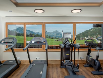 Familienhotel - Pools: Innenpool - Kitzbühel - Panorama-Fitnessraum - Naturhotel Kitzspitz