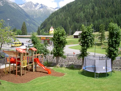 Familienhotel - Garten - Österreich - Kletterturm und Trampolin - Hotel Eggerhof