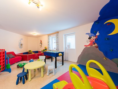 Familienhotel - Einzelzimmer mit Kinderbett - Döbriach - Kinderspielraum - Hotel Eggerhof